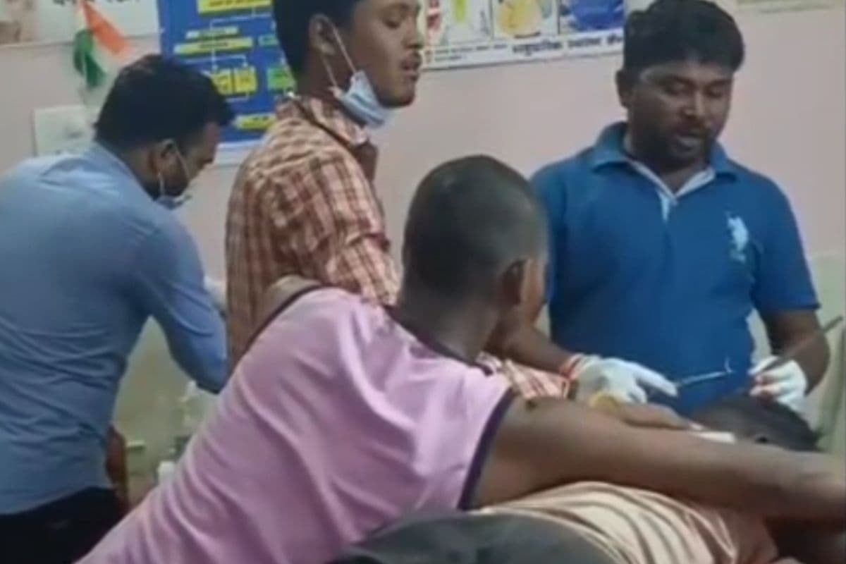 Mahasamund News: सामुदायिक स्वास्थ्य केन्द्र में बड़ी लापरवाही! घायल को एम्बुलेंस चालक ने लगाया टांका, फोटो वायरल होते ही मचा हड़कंप