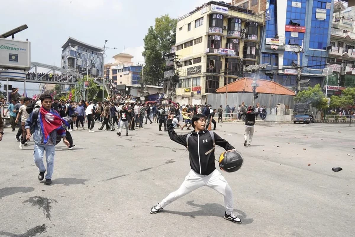 Nepal Protest: सोशल मीडिया बैन होने पर हिंसक प्रदर्शन, अब तक 20 लोगों की मौत, प्रदर्शनकारियों को देखते ही गोली मारने का आदेश