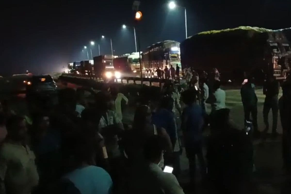 Shajapur Accident News: नेशनल हाइवे पर दौड़ा मौत का कंटेनर! 5 गाय और 1 किसान की ली जान, ग्रामीणों ने किया चक्काजाम, दो घंटे तक थमा ट्रैफिक