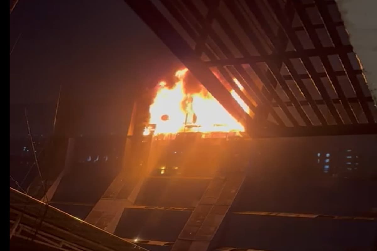 Babylon Tower Raipur Fire News: बेबीलोन टावर में लगी भीषण आग, जलकर खाक हुआ पूरा सामान, मौके पर पहुंची फायर ब्रिगेड की टीम