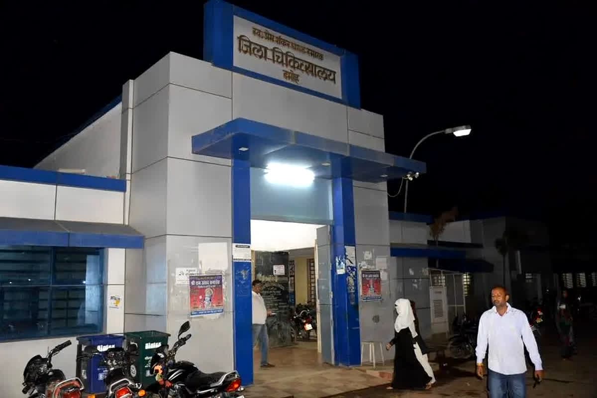 Damoh News: जिला अस्पताल के तीसरे मंजिल से वृद्ध मरीज ने लगाई छलांग, नहीं बची जान, पूरे हॉस्पिटल में मचा हड़कंप
