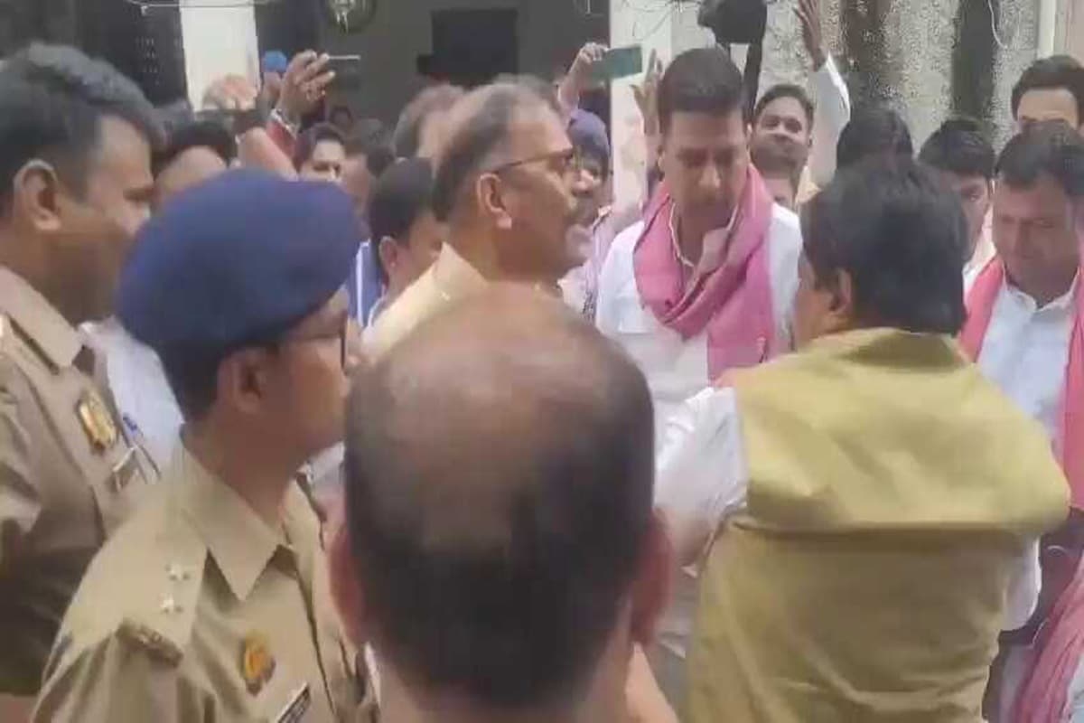 UP Agra News: छ: माह से हाउस अरेस्ट हैं ये सांसद! घर से बाहर नहीं निकलने देती UP पुलिस, आज जमकर हुई धक्का-मुक्की
