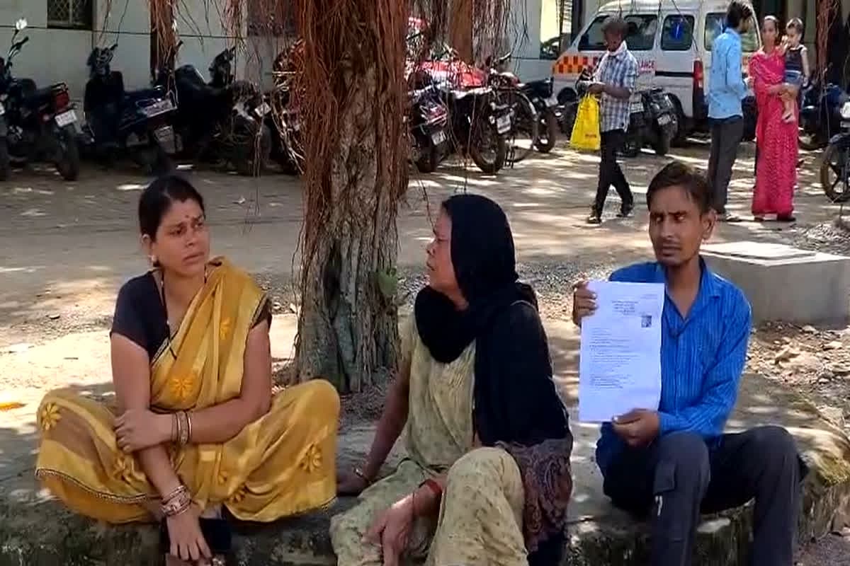 Guna Suicide News: युवक ने फांसी लगाकर की आत्महत्या, सुसाइड नोट में पत्नी समेत 4 लोगों का लिखा नाम, परिजनों ने बताई हैरान करने वाली वजह