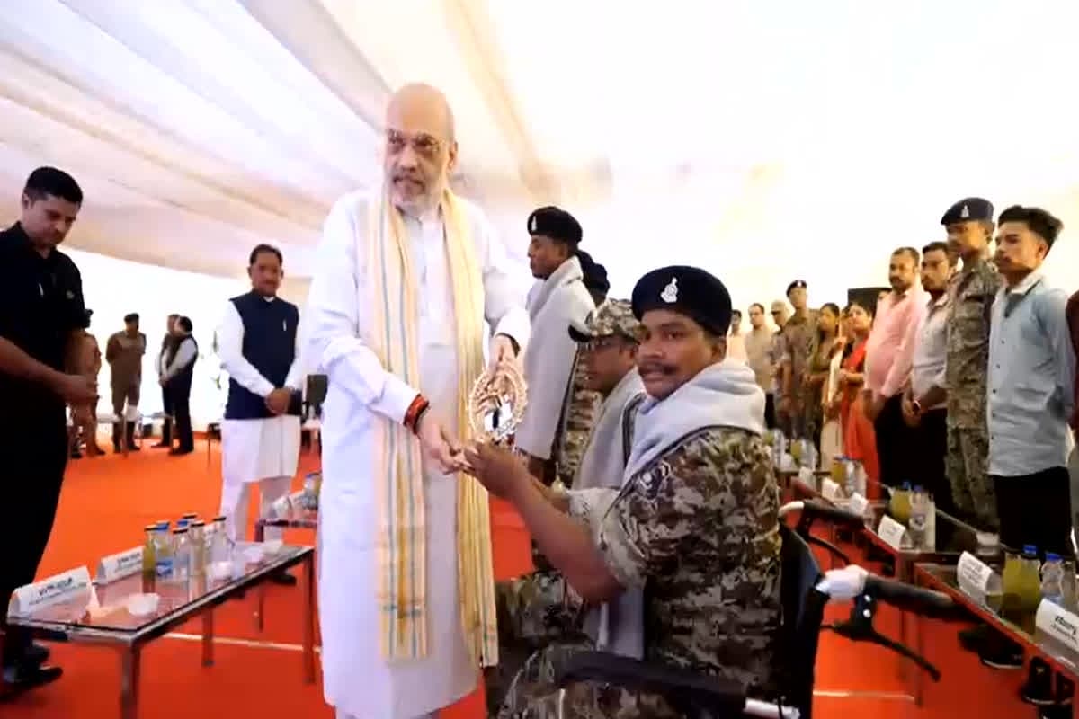 HM Amit Shah News: केंद्रीय गृह मंत्री अमित शाह ने की ‘ऑपरेशन ब्लैक फॉरेस्ट’ में शामिल जवानों से मुलाकात, प्रदान किया विशेष सम्मान