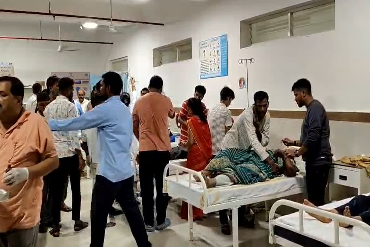 Hoshangabad Road Accident News: अनियंत्रित होकर पेड़ से टकराई बस, 15 यात्री हुए घायल, 6 की हालत गंभीर