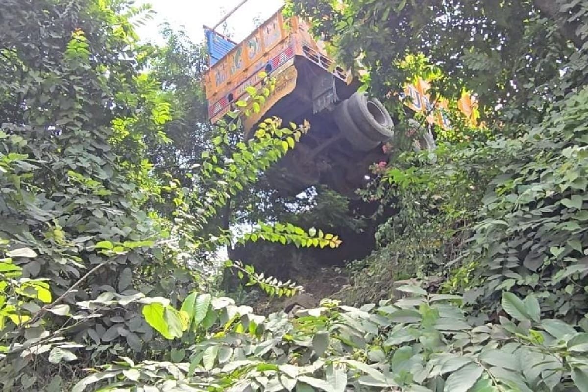 Keshkal Ghat News: पेड़ के सहारे लटके दिखा ट्रक, केशकाल घाट में बड़ी दुर्घटना टली, देखें पूरी खबर…