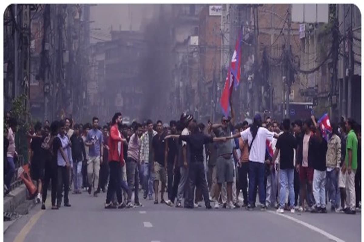 Nepal Protests : नेपाल में तख्ता पलट! प्रदर्शनकारियों ने डिप्टी PM और वित्त मंत्री को दौड़ा-दौड़ाकर पीटा, प्रधानमंत्री के बाद राष्ट्रपति ने भी दिया इस्तीफा