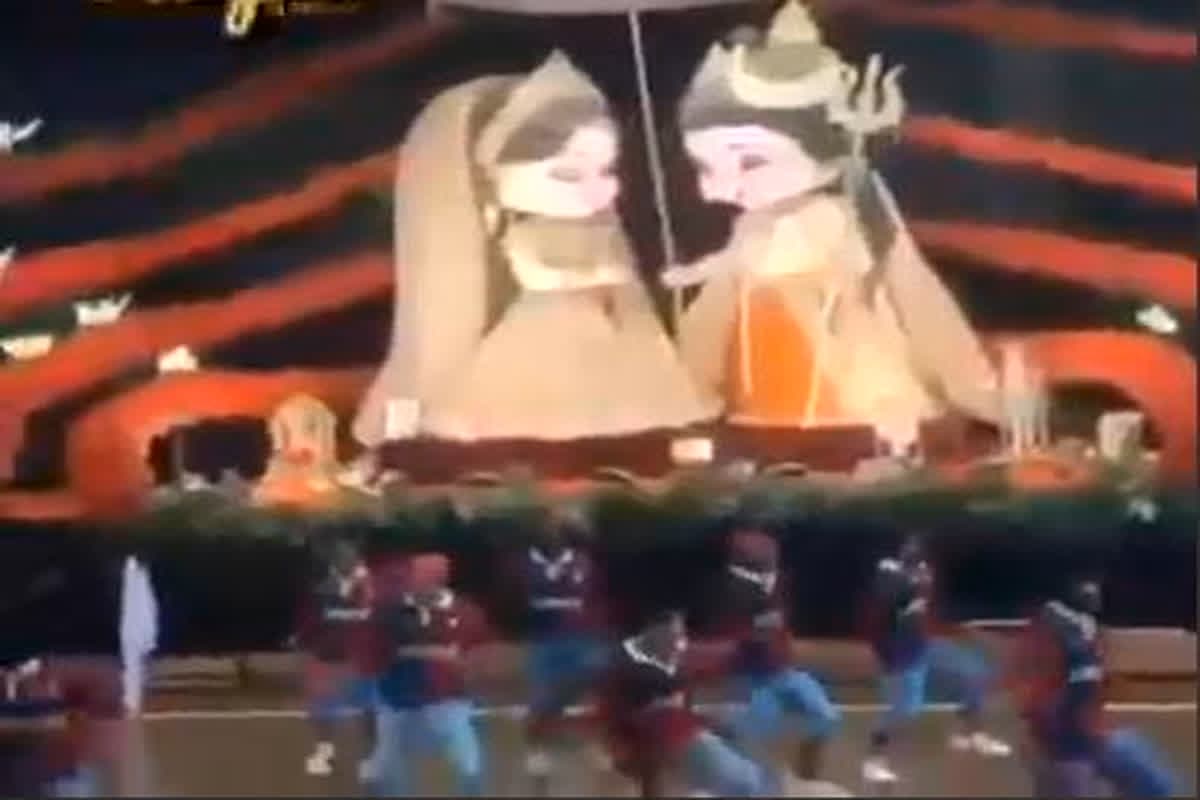 Raipur Ganesh Murti: भगवान गणेश के सामने आइटम सांग पर युवकों ने किया डांस, सोशल मीडिया पर वायरल हुआ वीडियो तो मचा बवाल