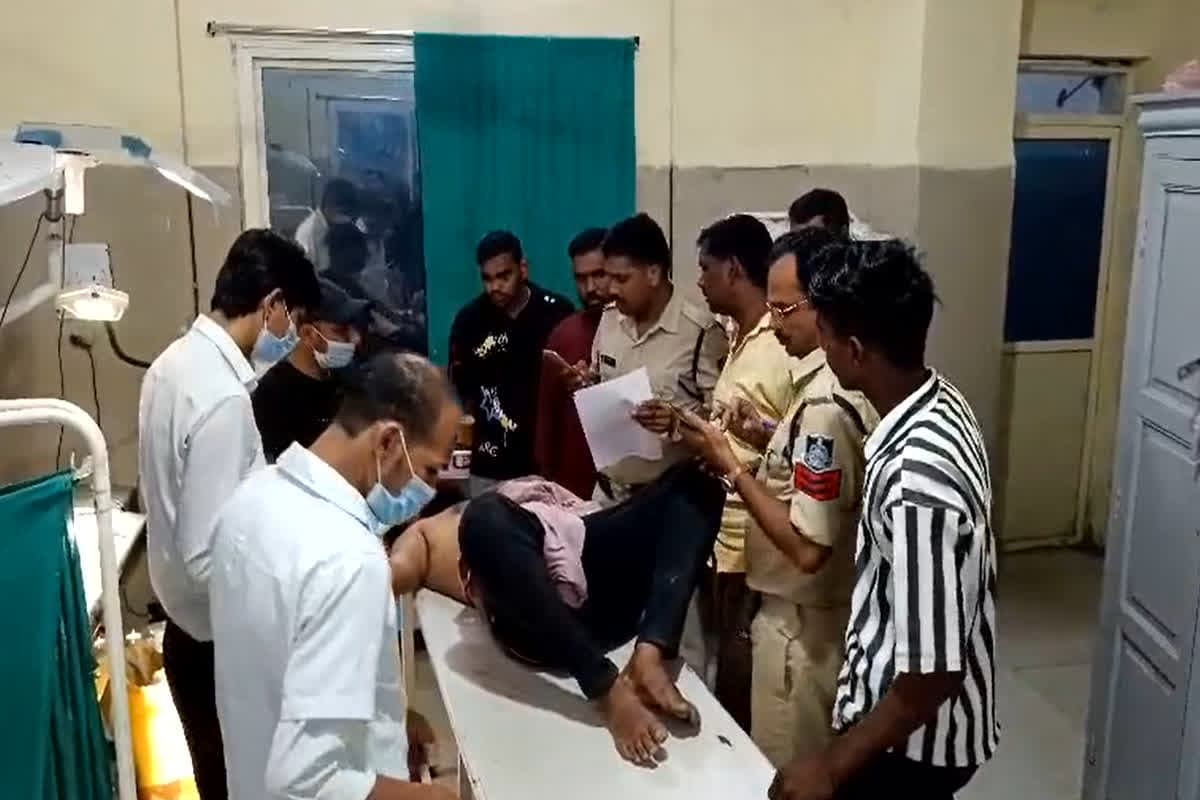 Shajapur Chakubaji News: पुरानी रंजिश के चलते दुर्गा पंडाल में चाकूबाजी, एक युवक गंभीर रूप से हुआ घायल