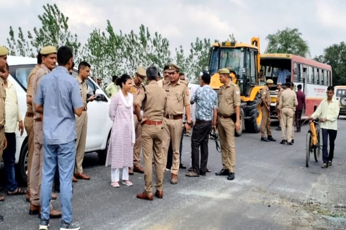 UP Road Accident News: तेज रफ्तार वैन और यात्री बस में हुई भिड़ंत, मासूम समेत 5 लोगों की हुई मौत