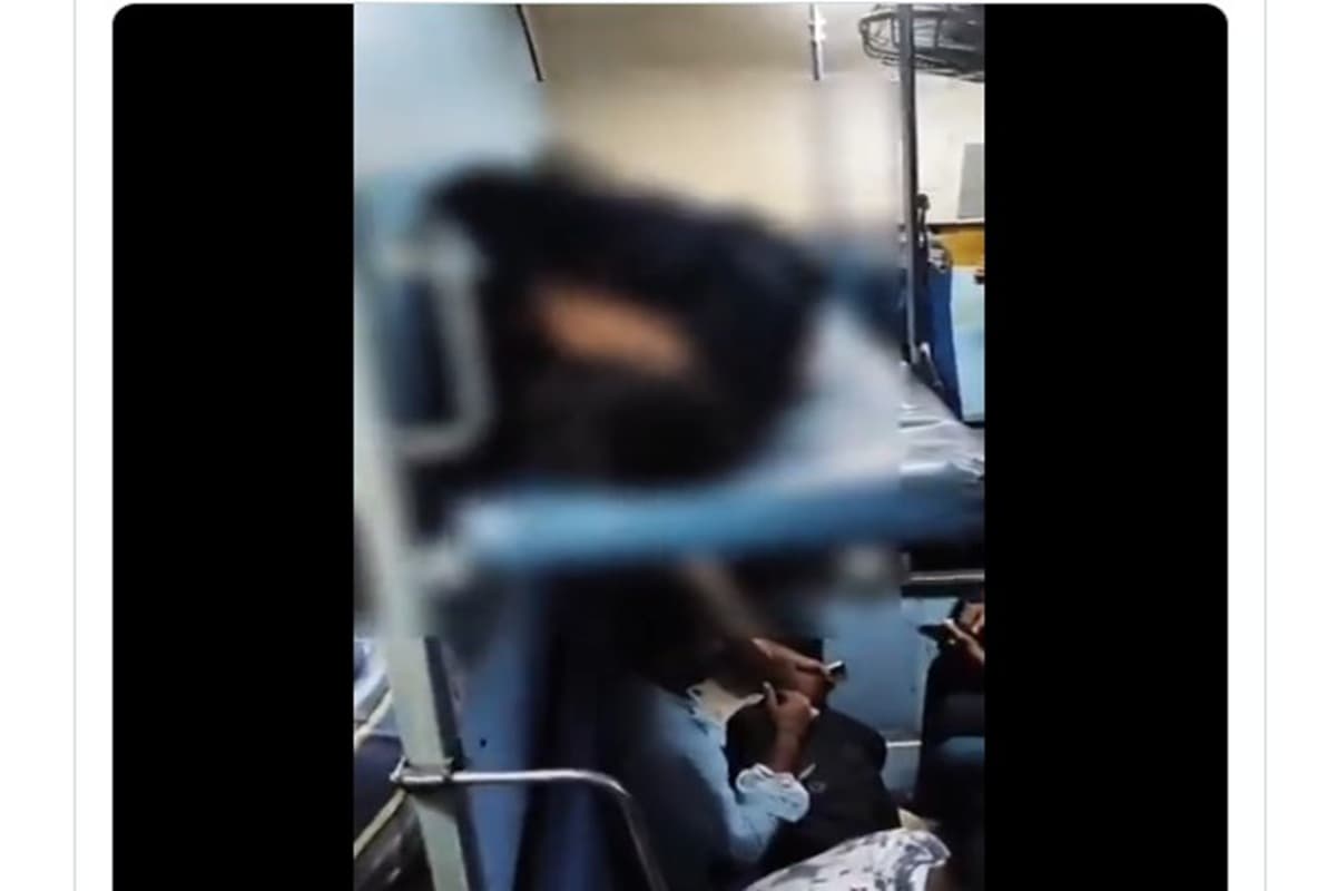 Couple Romance video: ट्रेन की बर्थ में लेटकर रोमांस कर रहे थे युवक-युवती, किसी ने शेयर कर दिया ये वीडियो