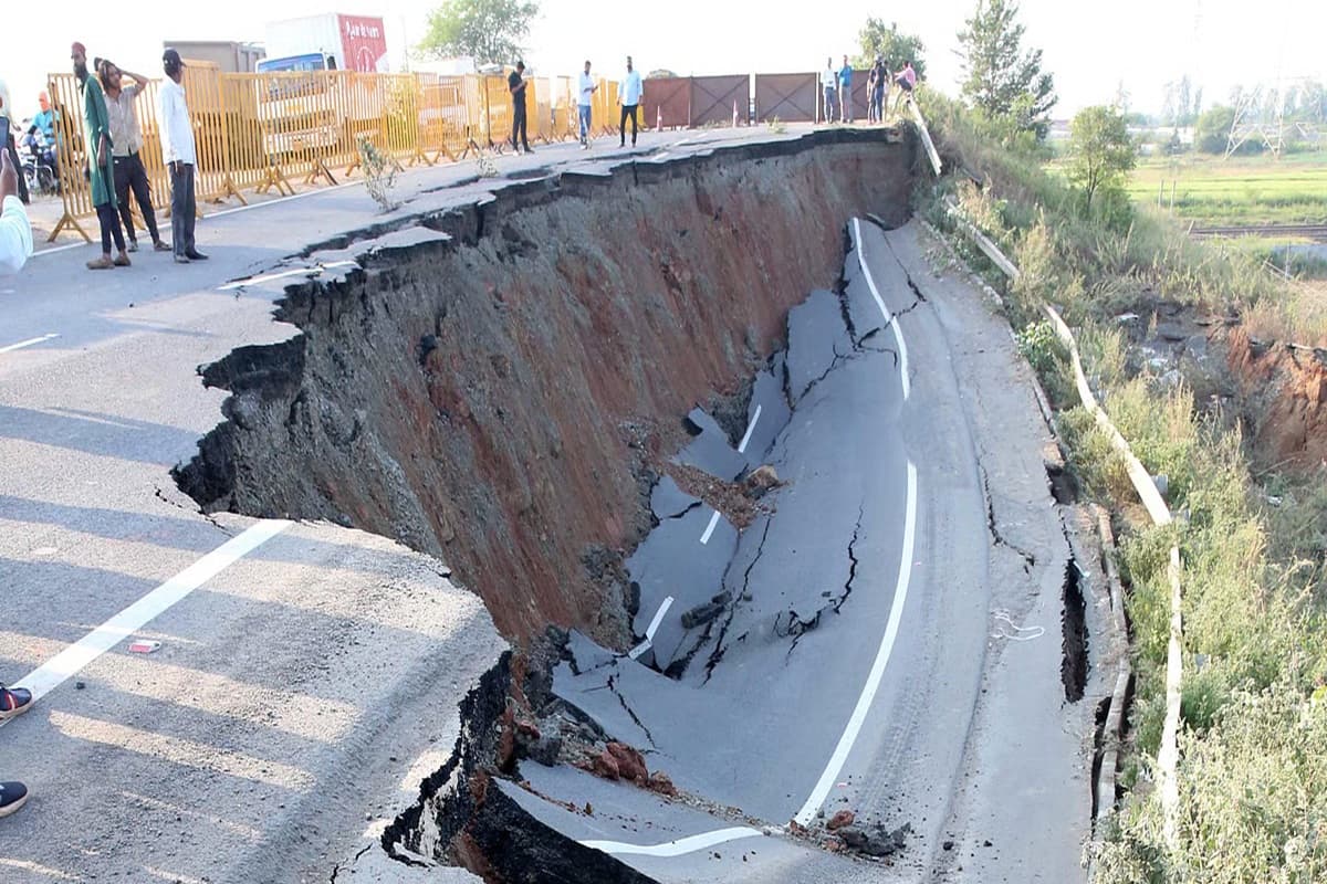 Bhopal Road Collapse: भोपाल में धंसा हाइवे तो किसानों पर लगा आरोप! MPRDC ने कही ये बड़ी बात, बनाई 3 सदस्यीय जांच कमेटी