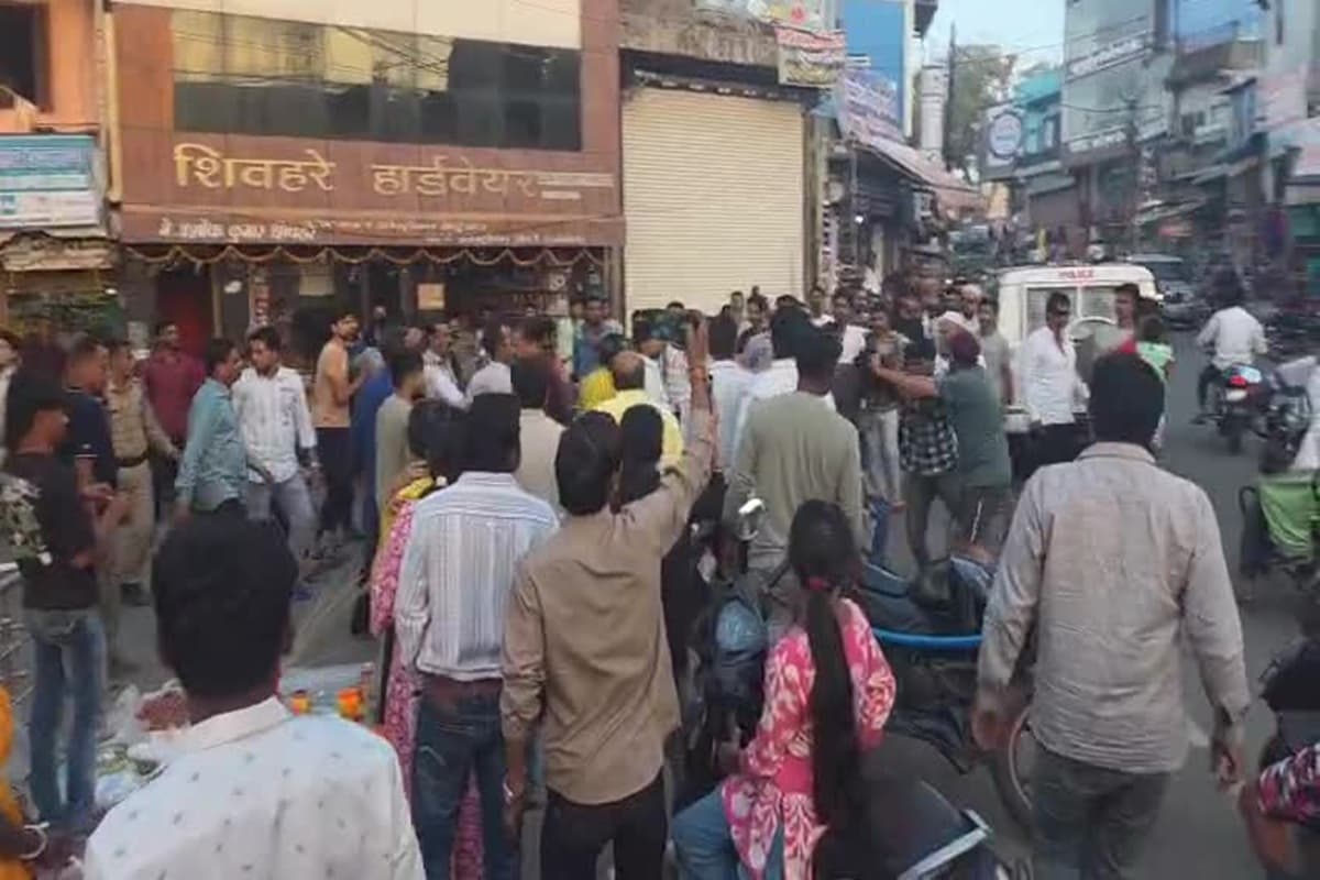 Betul News: RSS प्रचारक से मारपीट के बाद बवाल, शहर में पत्थरबाजी और तोड़फोड़ से बढ़ा तनाव, पांच आरोपी गिरफ्तार, TI लाइन अटैच