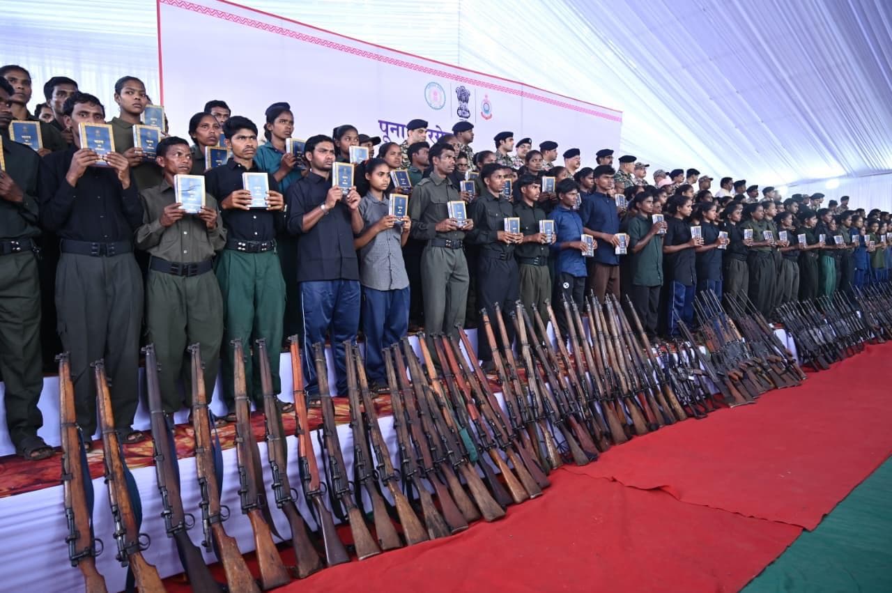 CG Naxal Surrender: सरकार की नीति लाई रंग, पुलिस, प्रशासन और समाज के साझा प्रयास से 210 माओवादी कैडरों ने छोड़ी हिंसा, हथियार समर्पित कर अपनाई मुख्यधारा की राह
