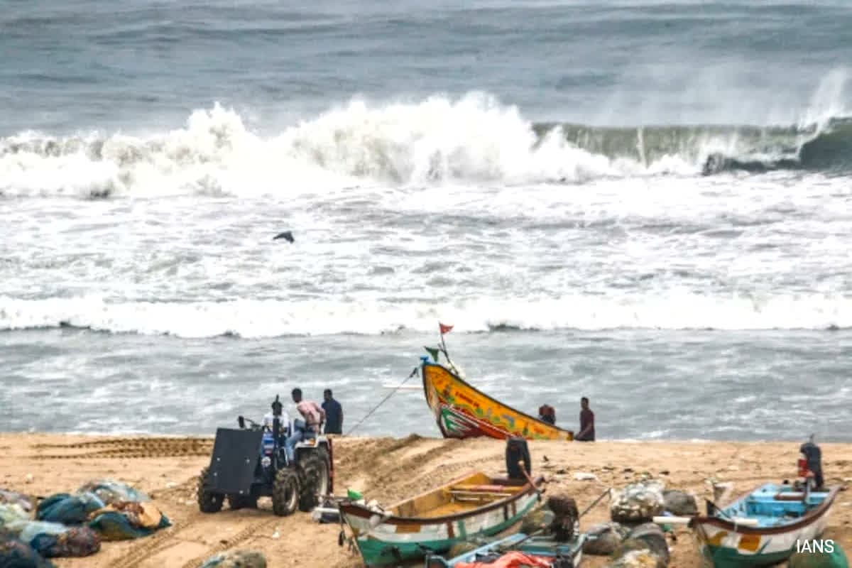 Cyclone Montha: समंदर से उठी तबाही की आंधी…आधी रात को तट पर टूटा ‘मोंथा’ का कहर, फसलें डूबीं, घर उजड़े, तीन जिंदगियां लील गया चक्रवात…