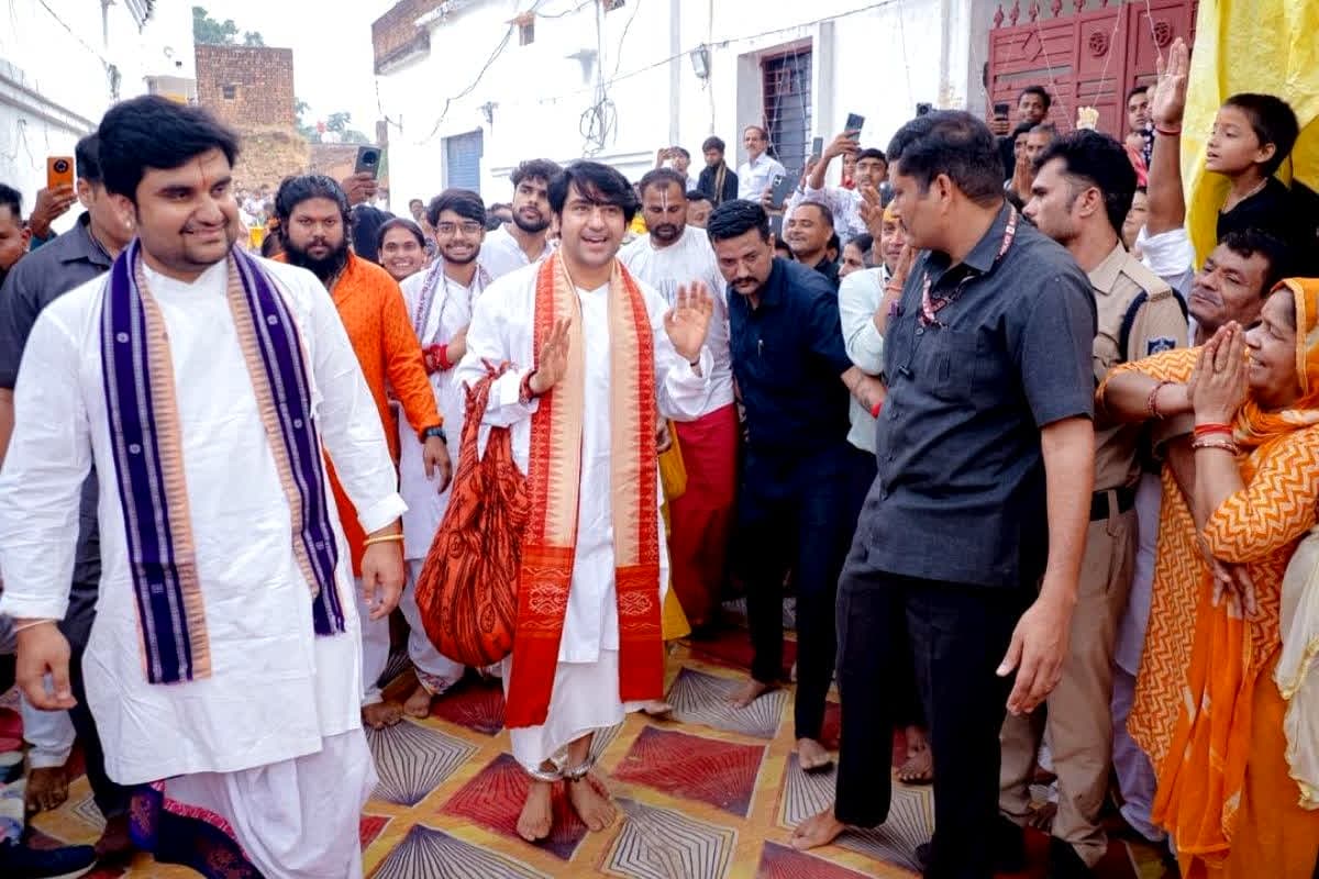 Dhirendra Shastri: बागेश्वर महाराज की जन्म झोपड़ी में पहुंचे इंद्रेश उपाध्याय, चखा माता जी का हाथ का कड़ी पुड़ी और चाय, अनुभव किया बचपन की यादें