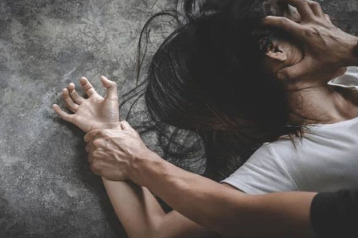 Girl Student raped: झाड़ियों से आ रही थी लड़की के चिल्लाने की आवाज, ग्रामीणों ने देखा तो छात्रा से हो रहा था दुष्कर्म