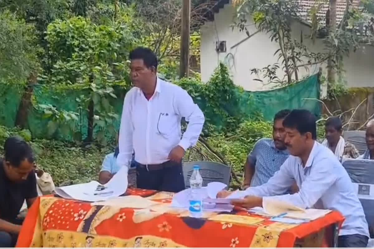 Kondagaon News: ‘मैं पीकर आया हूं, तो क्या होगा?’, ग्रामसभा में शराबी सचिव का हंगामा, नशे में कर दिया ये बड़ा कांड, भड़के ग्रामीण