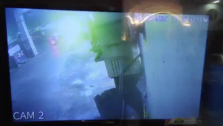 Narsinghpur News: तेज़ रफ्तार इनोवा ने ड्यूटी से लौट रहे ASI को मारी भीषण टक्कर, सड़क पर उछलते दिखे लोग, वीडियो वायरल…
