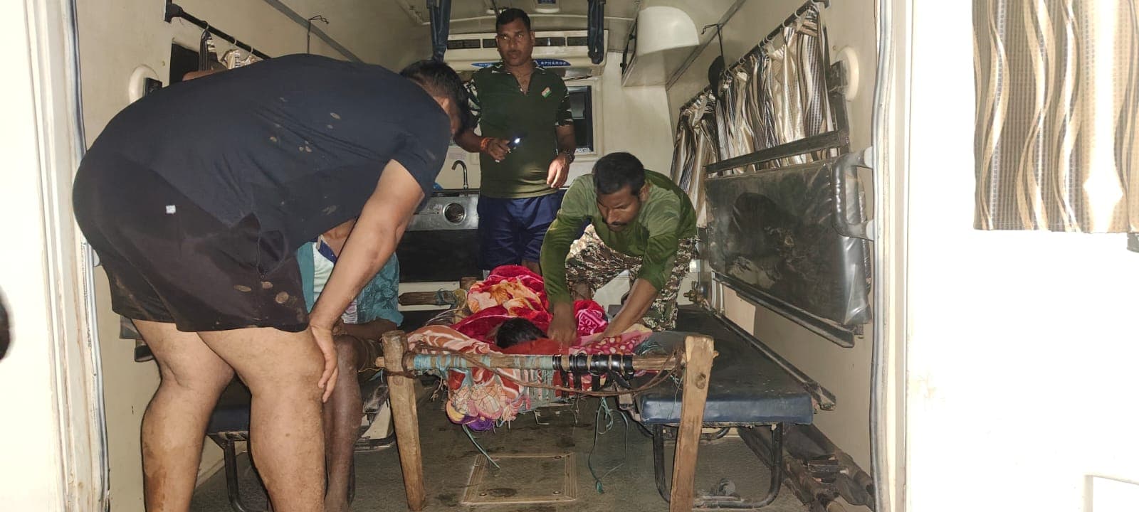 Bijapur IED Blast News: IED ब्लास्ट की चपेट में आने से आदिवासी बालक गंभीर रूप से हुआ घायल, प्राथमिक उपचार के बाद बीजापुर रेफर