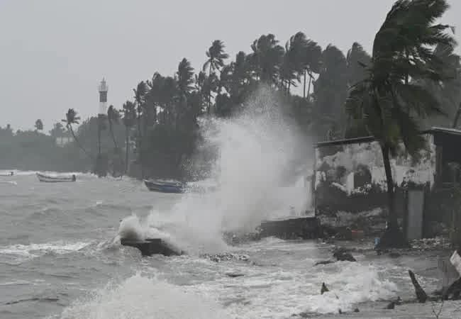 Weather update: बंगाल की खाड़ी में मंडरा रहा तूफान… तटीय राज्यों में अलर्ट, मछुआरों को वापसी का इशारा
