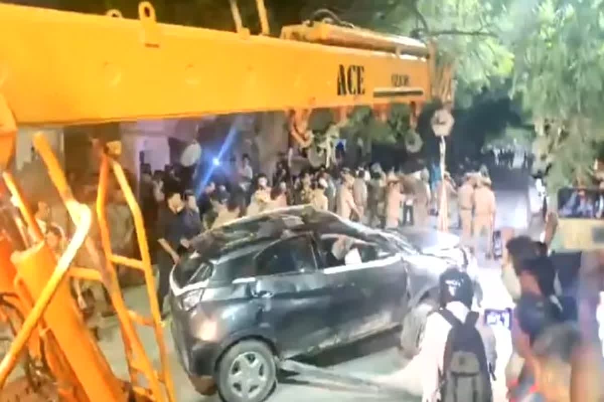 Agra Road Accident News: तेज रफ्तार कार ने घर के बाहर बैठे लोगों को रौंदा, 5 की हुई मौत, 2 की हालत गंभीर