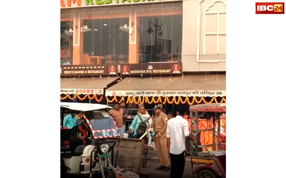 Ayodhya News: राम जन्मभूमि निकास द्वार पर अनूप पांडेय की बेरहमी, युवक की पिटाई और ठेला पलने का सनसनीखेज वीडियो वायरल, अयोध्या में हड़कंप…