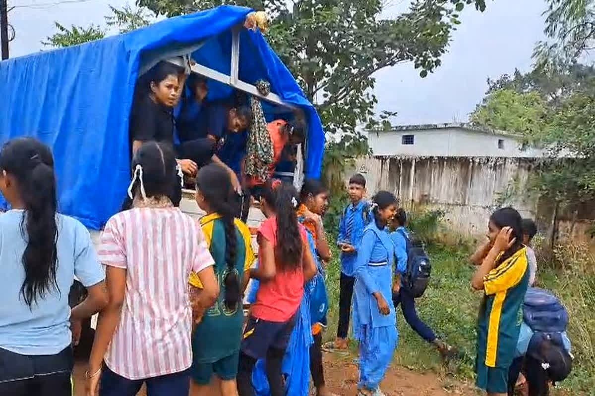 Bastar Olympics: बस्तर ओलंपिक में अव्यवस्था का आलम! सामान ढोने वाले वाहनों से लाया गया बच्चों को, सुरक्षा को लेकर उठे सवाल