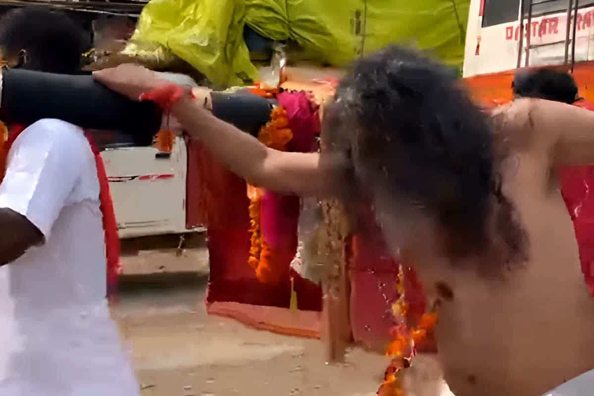 Bhojraj Nag Viral Video: जंवारा विसर्जन के दौरान भाजपा सांसद के शरीर पर सवार हुई देवी, फिर लगे झूमने, वायरल हो रहा वीडियो