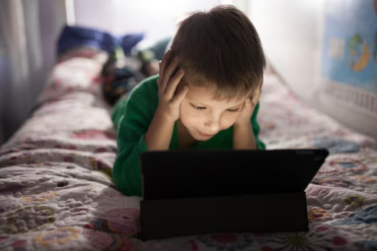 AIIMS Health Advisory: AIIMS ने स्कूलों में फिजियोथेरेपी पढ़ाने की सिफारिश की, कहा मोबाइल की लत से बच्चों की हेल्थ पर खतरा