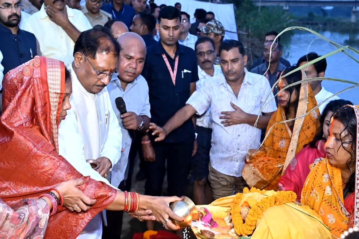 CM Vishnudeo Sai News: सीएम विष्णुदेव साय छठ पूजा कार्यक्रम में हुए शामिल, सूर्य देव को अर्घ्य देकर की प्रदेश की सुख-समृद्धि और खुशहाली की कामना की