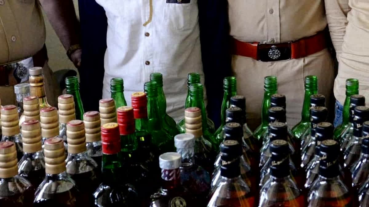 Dhar News: धार में पुलिस की सबसे बड़ी छापेमारी! पीथमपुर के बगदून इलाके में 20 लाख की अवैध शराब बरामद, 300 पेटियों के साथ तस्कर गिरफ्तार