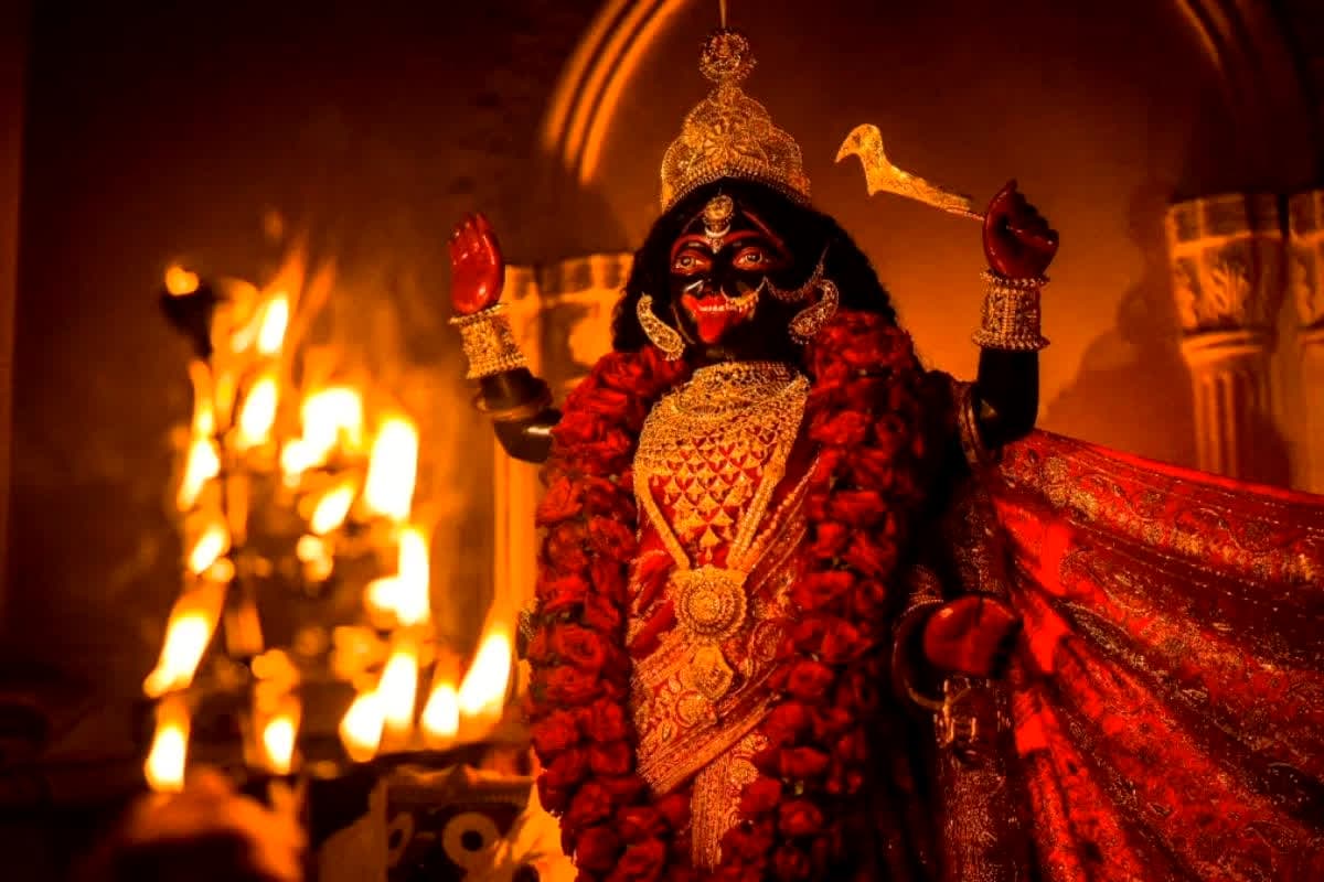 Kali Puja 2025 Amavasya: लक्ष्मी पूजा की रात काली पूजा के दौरान कर रहे थे ऐसा काम, पुलिस ने रंगे हाथों दबोचा / Image: File