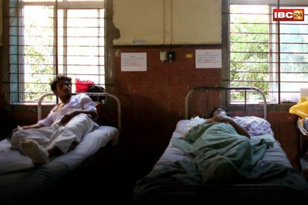 Keshkal News: लाइट नहीं थी तो मोबाइल टॉर्च से ही कर डाला मरीज का इलाज..! स्वास्थ्य अधिकारियों की मौजूदगी में की गई की बड़ी लापरवाही…