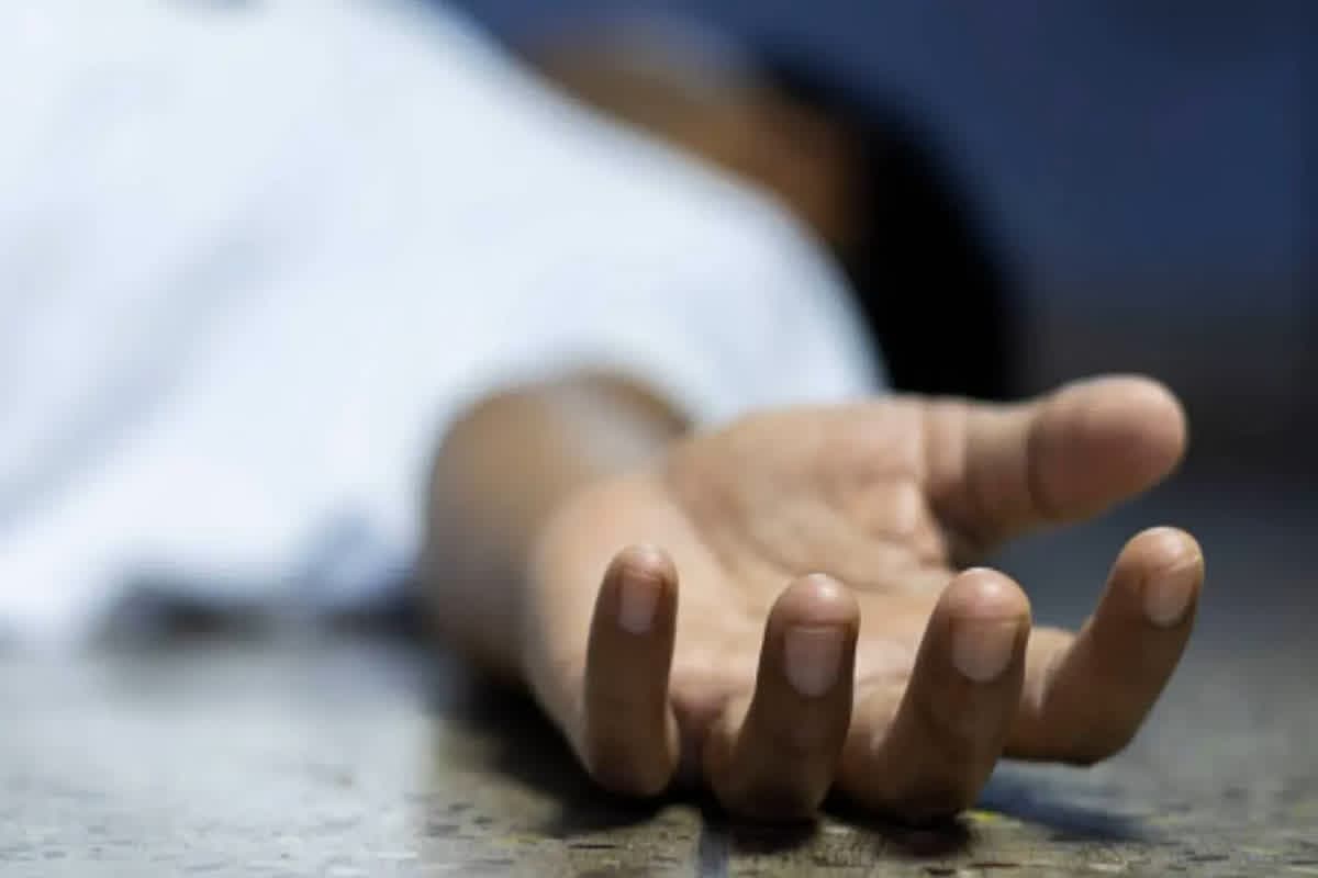UP Crime News: प्रेमी के साथ घर पर थी पत्नी, हालत देख आग बबूला हुआ पति, फिर हो गया बड़ा कांड