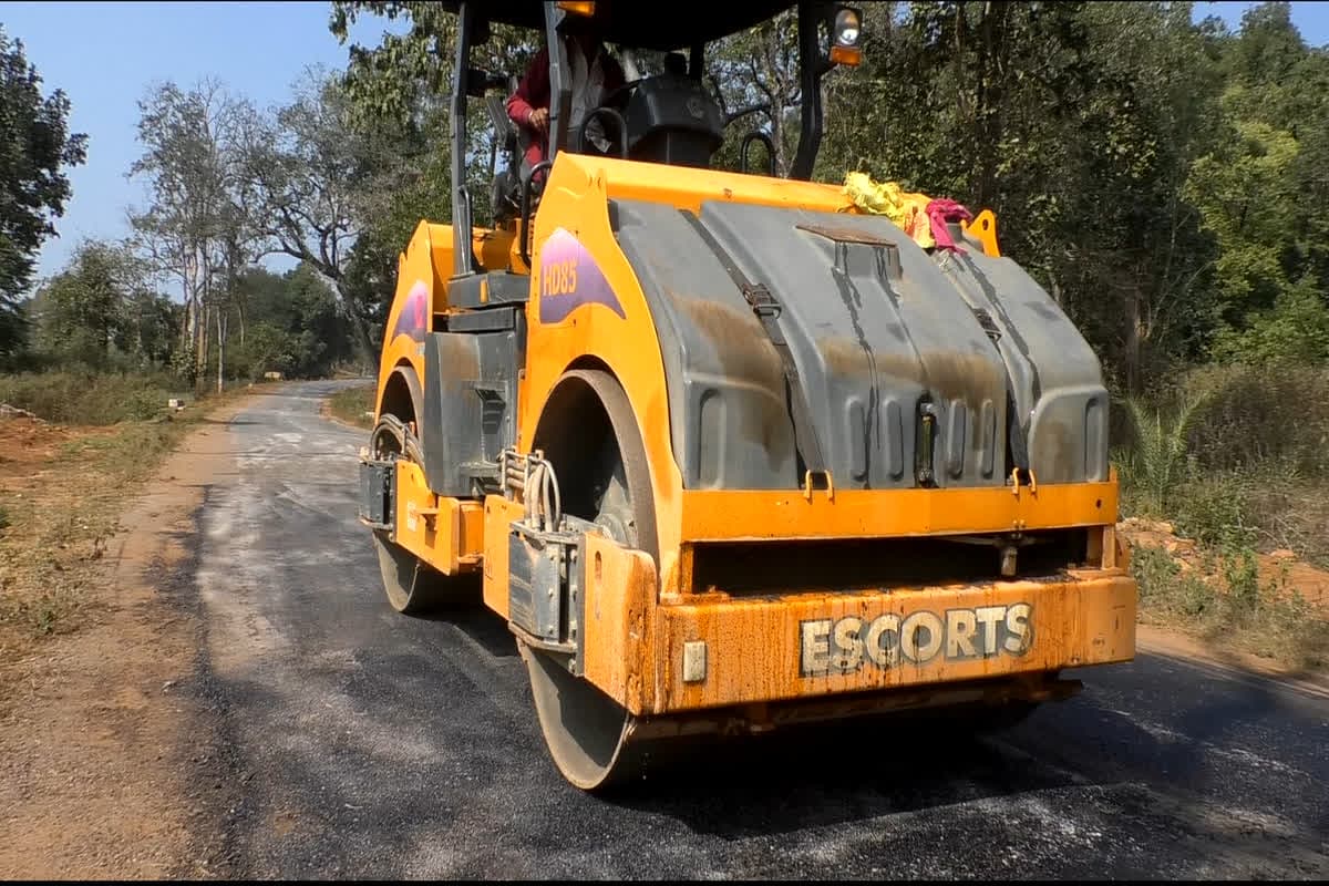 Narayanpur News: अबूझमाड़ की दुर्गम पहाड़ियों पर हो रहा सड़कों का निर्माण, ग्रामीणों को चेहरों पर छाई मुस्कान, युद्धस्तर पर जा रही है कार्य