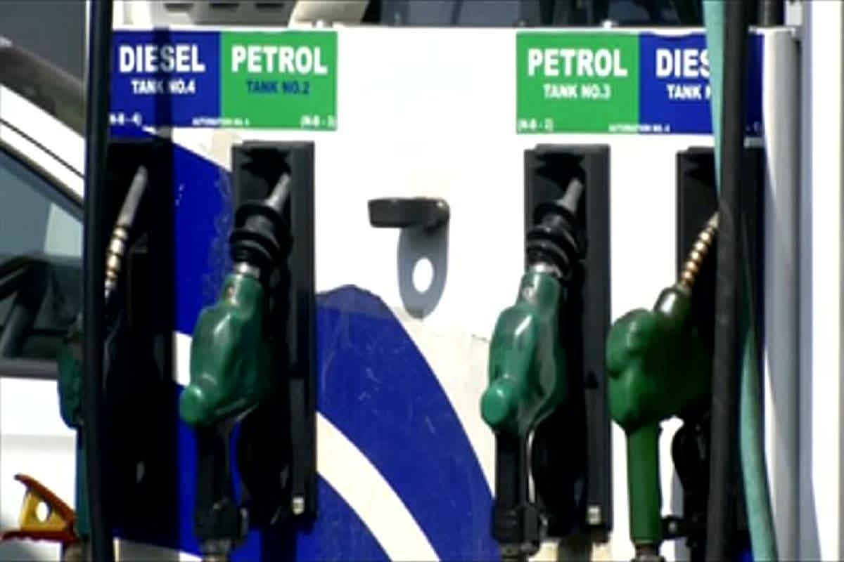 Petrol Diesel Price Today: आज फिर चौंकाए पेट्रोल-डीजल के दाम, क्या कम हुए रेट या और महंगा हुआ सफर? जानिए आज का भाव