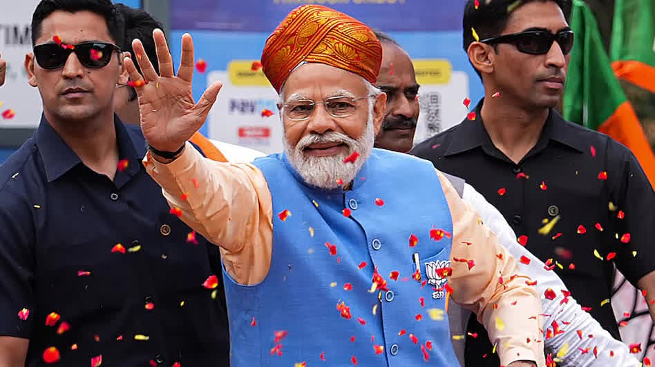 PM Modi Chhattisgarh Visit: रायपुर में बढ़ी हलचल, राज्योत्सव में पीएम मोदी के आगमन से पहले हाई अलर्ट, प्रशासन दिन-रात जुटा तैयारियों में…