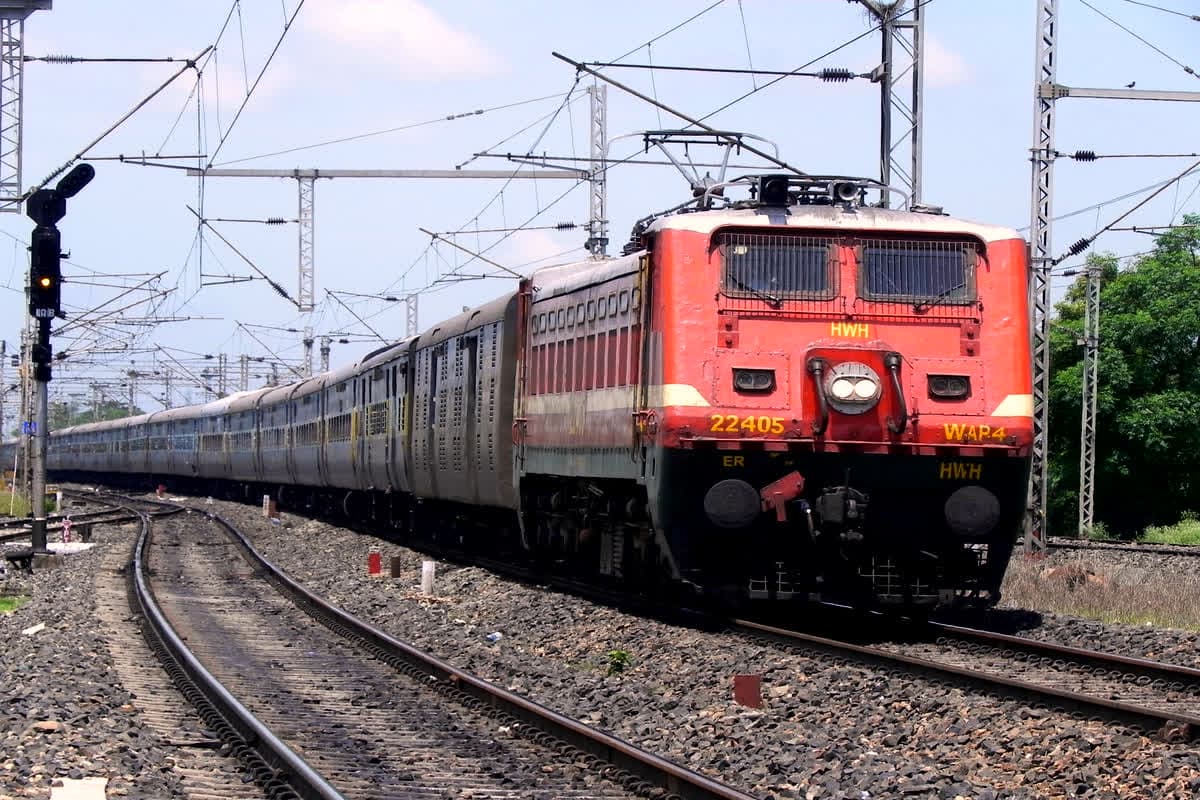 Indian Railway Update: दीवाली-छठ पर कैसे पहुंचेंगे घर?.. लम्बी हुई ट्रेनों में वेटिंग लिस्ट, आप भी देखें क्या हैं रेलवे के हालात