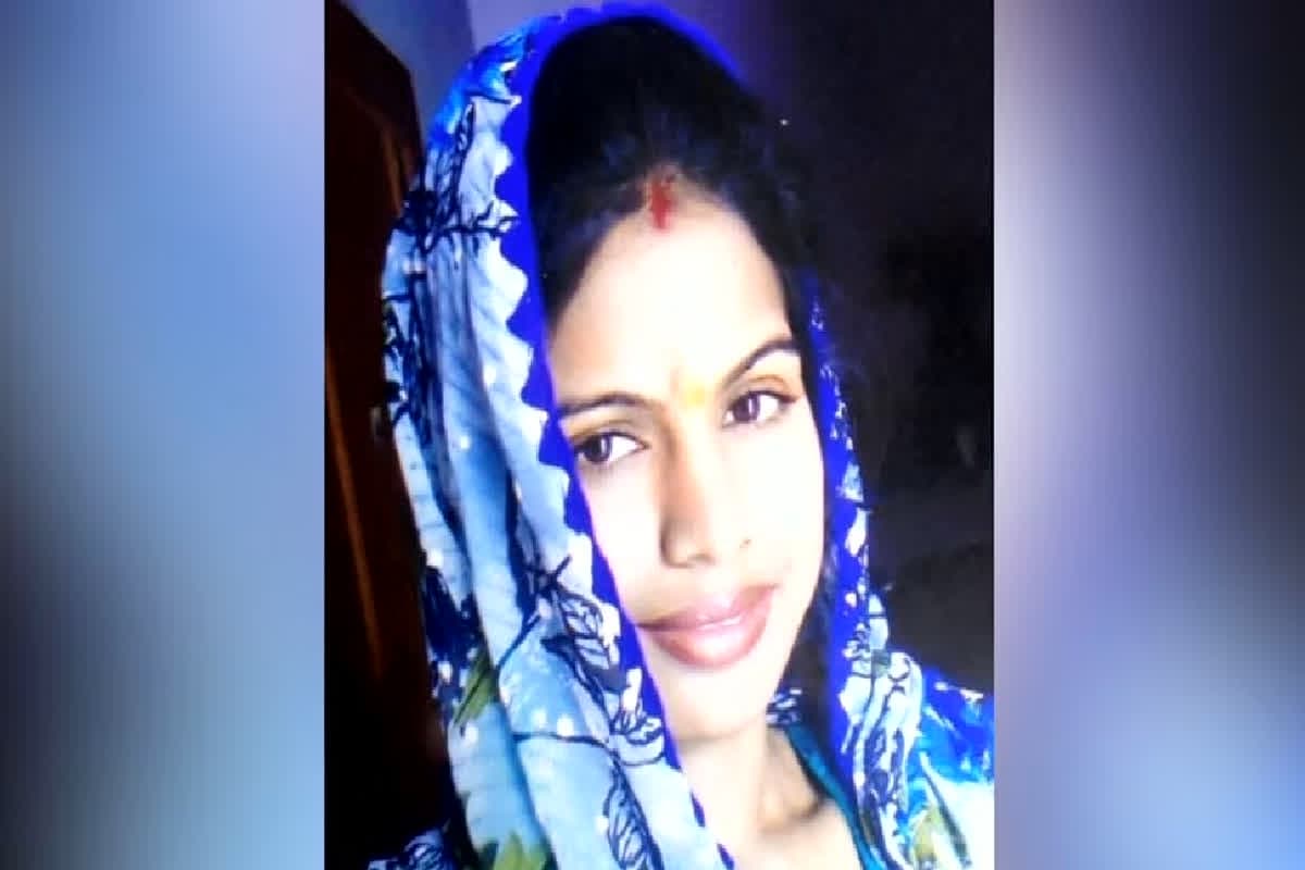 Hapur Road Accident News: करवाचौथ से पहले रफ़्तार ने छीनी पत्नी की जिंदगी, पति के सामने धड़कता रहा दिल, दर्दनाक हादसे से दहला सबका दिल