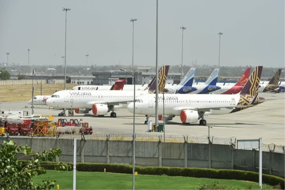 Delhi Airport: राजधानी के एयरपोर्ट पर ATC सर्वर में गड़बड़ी, एक घंटे से उड़ान भरने के इंतजार में कई विमान, परेशान हुए यात्री
