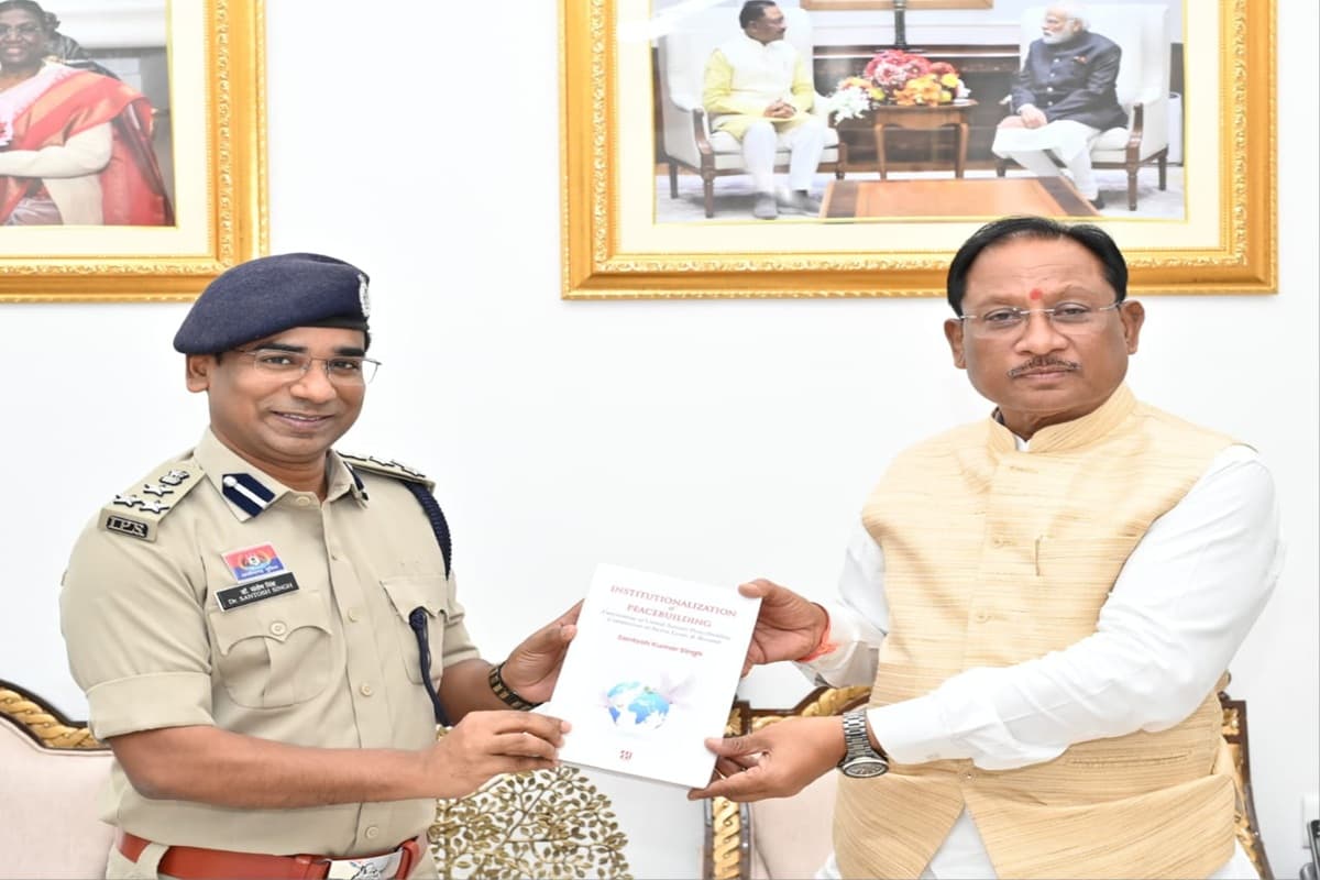 CG News: IPS अफसर डॉ. संतोष सिंह ने संयुक्त राष्ट्र के शांति प्रयास विषय पर लिखी किताब, सीएम साय, स्पीकर डॉ रमन सिंह और DGP को भेंट की पुस्तक
