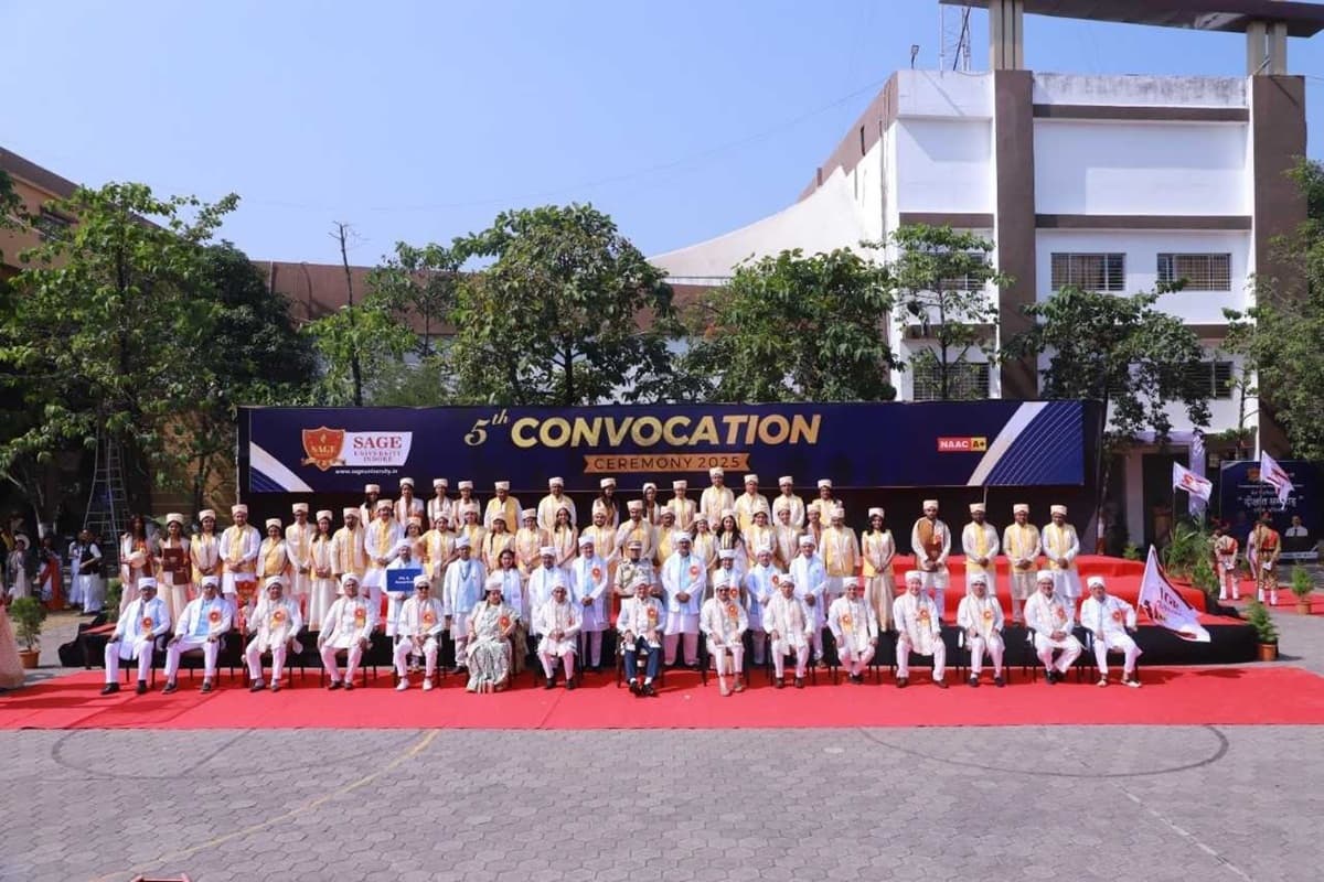 SAGE University Convocation: सेज विश्वविद्यालय में पंचम दीक्षांत समारोह का भव्य आयोजन, 35 छात्रों को मिली पीएचडी की उपाधि, चांसलर संजीव अग्रवाल ने दी बधाई