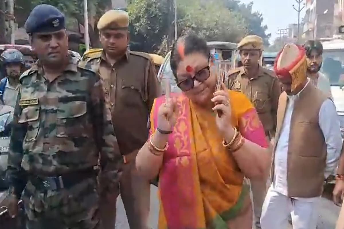 Kanpur News: सड़क उखड़ते ही महापौर का फूटा गुस्सा, हथौड़ा लेकर खुद पहुंचीं सड़क पर, PWD अधिकारियों को लगाई फटकार