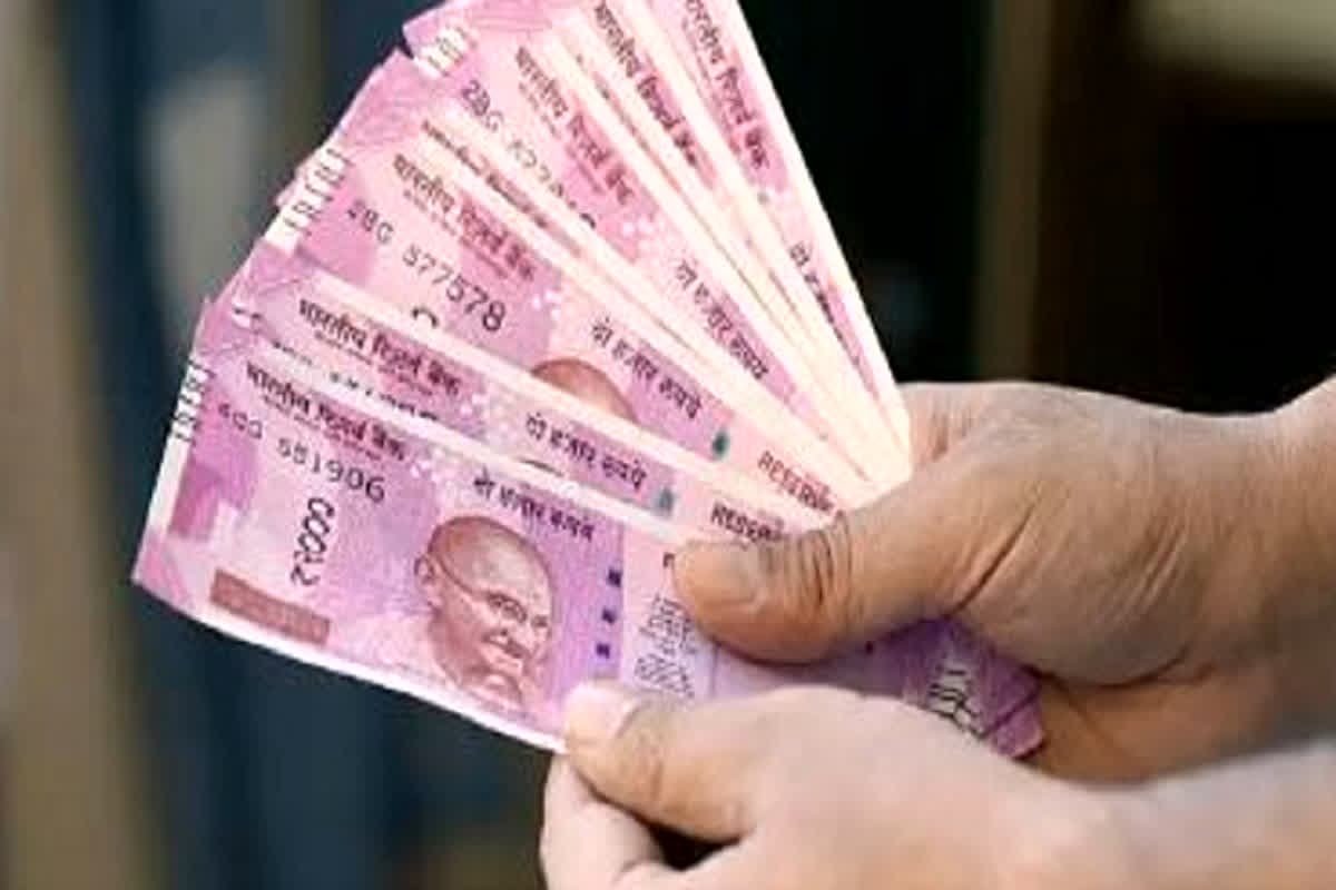 RBI Update On Rs 2000 Notes: RBI का सनसनीखेज खुलासा, अब भी चलन में हैं 2000 रुपये के नोट, जानिए कितनी है ये रकम!
