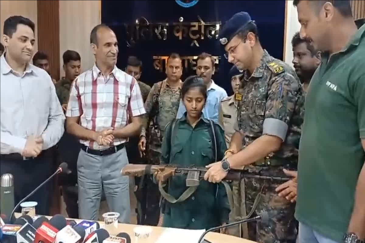Balaghat Naxal Surrender: हार्डकोर महिला नक्सली सुनीता ओयाम ने किया आत्मसमर्पण, बंदूक छोड़ थामा संविधान का दामन, तीन राज्यों में थी इतने लाख रूपए का इनाम