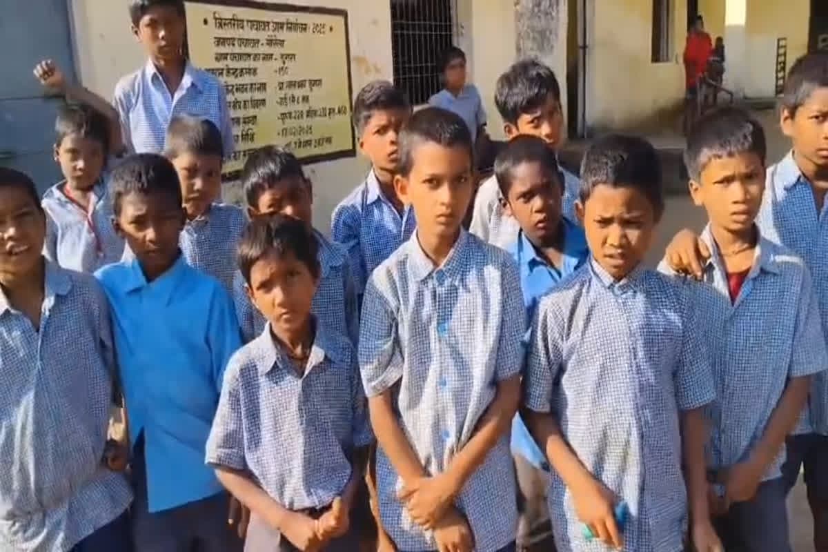 CG School News Today: छत्तीसगढ़ के इस सरकारी स्कूल में ताला तो खुलता है, लेकिन पढ़ाई नहीं होती, वजह जानकार आप भी रह जाएंगे हैरान