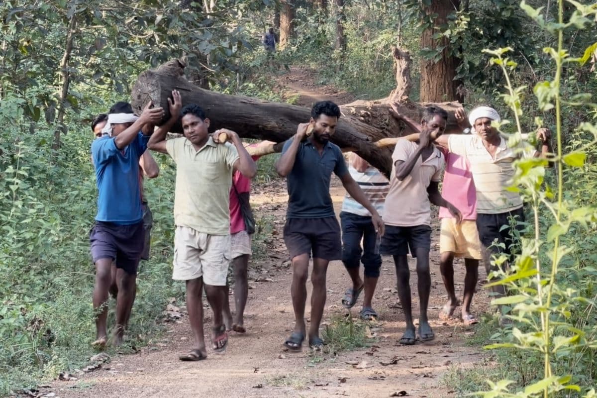 Dantewada News :प्रशासन से गुहार लगा-लगाकर थक हार गए ग्रामीण, अब खुद करने लगे ऐसा काम कि बन गई मिसाल