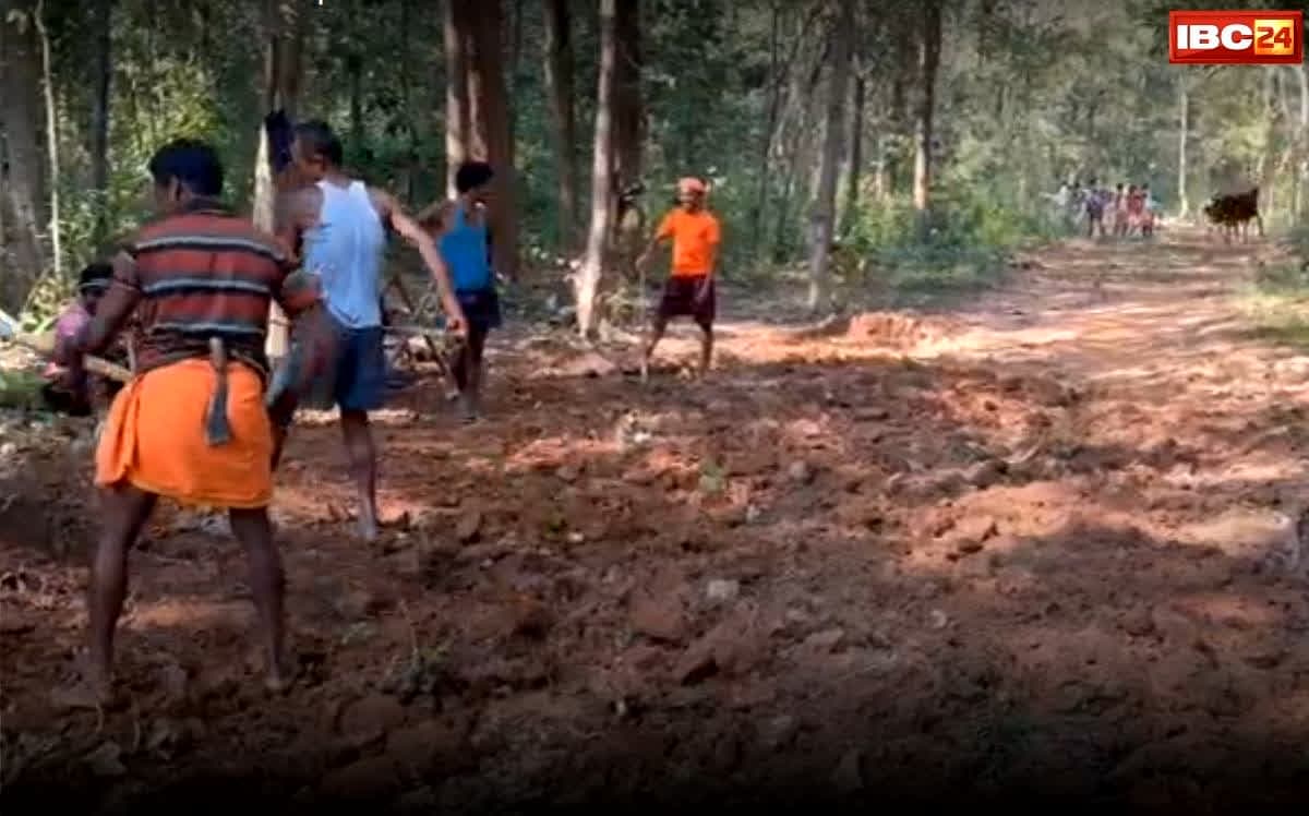 Dantewada News: गड्ढों और बाधाओं से आने-जाने में हो रही थी दिक्कत, सरकार ने नहीं दिया ध्यान, तो ग्रामीण खुद ही बनाने लगे 12km लंबी सड़क…