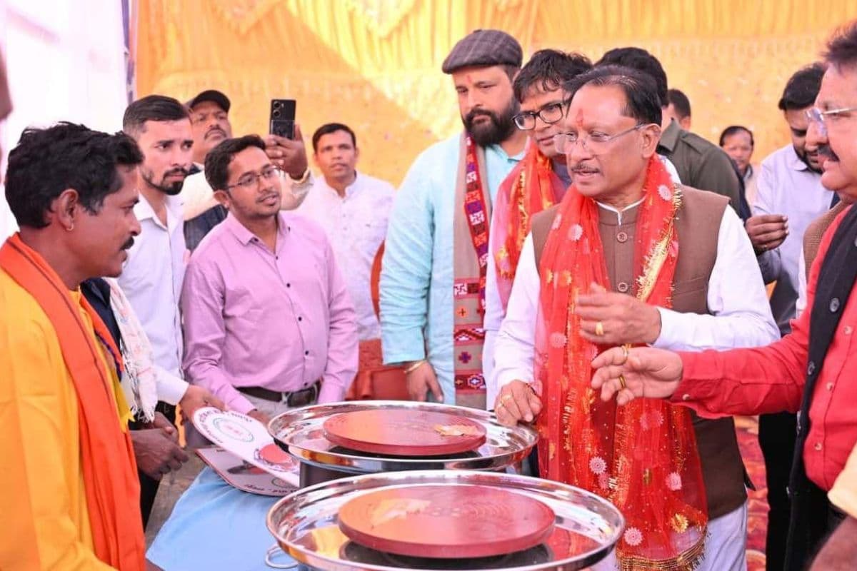 CM Vishnu Deo Sai: शिल्पकारों को साय सरकार का बड़ा तोहफा, इस जिले में स्थापित होगी ग्लेज़िंग यूनिट, समाज के लिए की गई इस घोषणा से खिल​ उठेंगे चेहरे